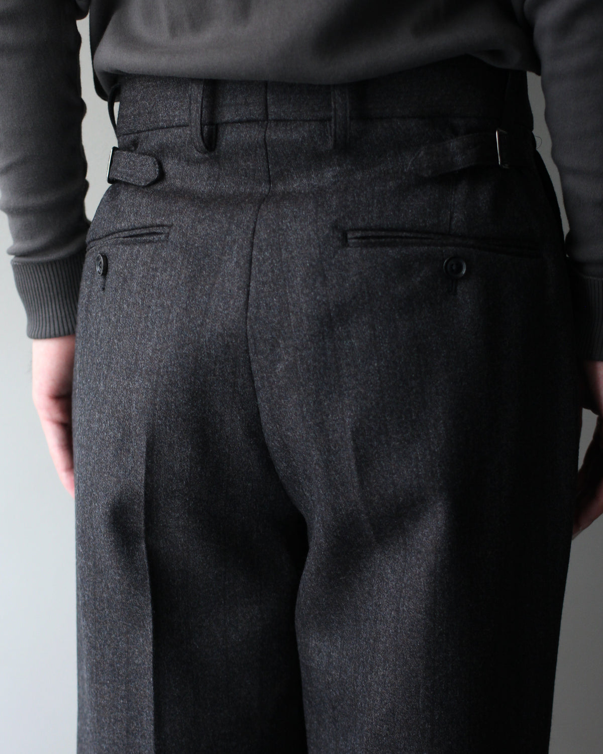 ULTERIOR/MELANGE BARATHEA STRIPE TUCKED TROUSERS "CHARCOAL BROWN"
