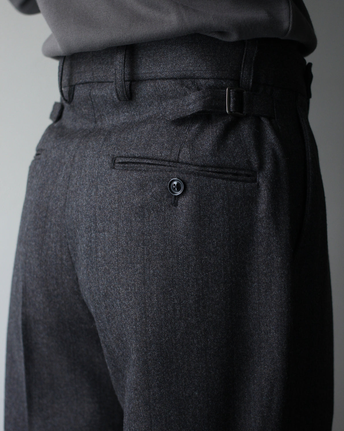 ULTERIOR/MELANGE BARATHEA STRIPE TUCKED TROUSERS "CHARCOAL BROWN"