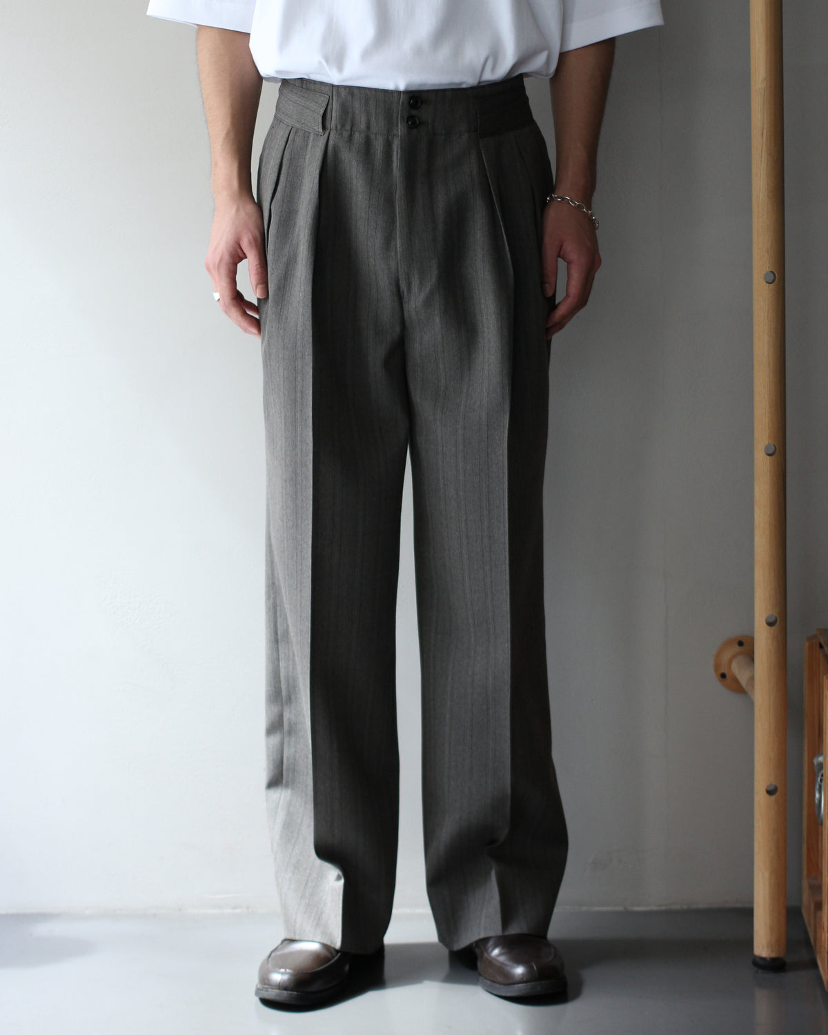 ULTERIOR / MELANGE HERRINGBONE STRIPE TUCKED TROUSERS