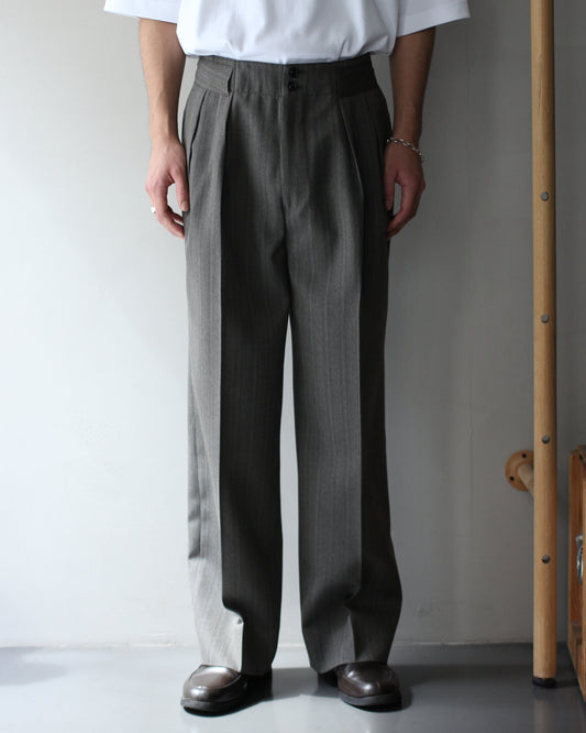 ULTERIOR / MELANGE HERRINGBONE STRIPE TUCKED TROUSERS"DUSTY GREY"