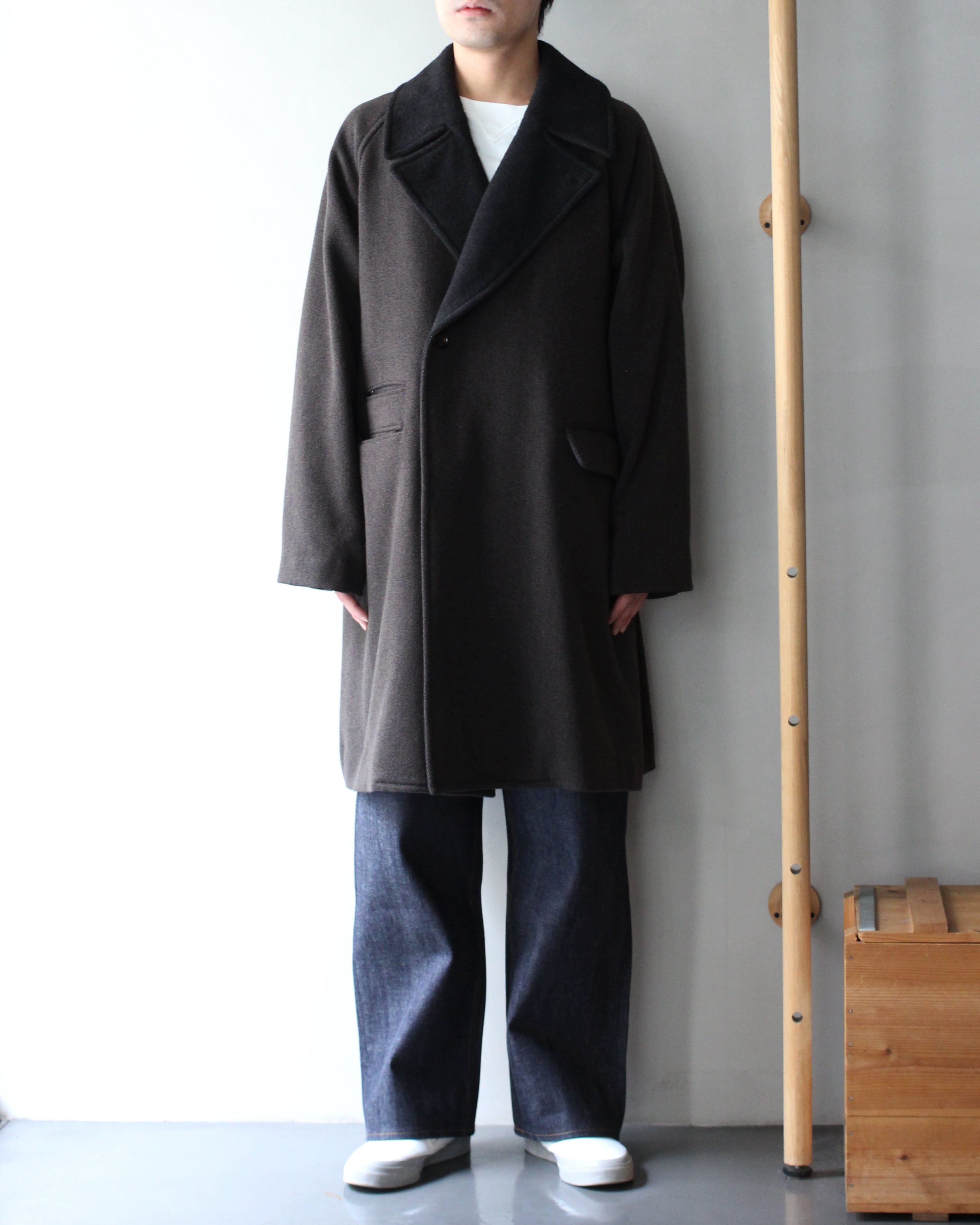ULTERIOR/WOOL SILK KERSEY DB COAT ”KHAKI BLACK” – feets