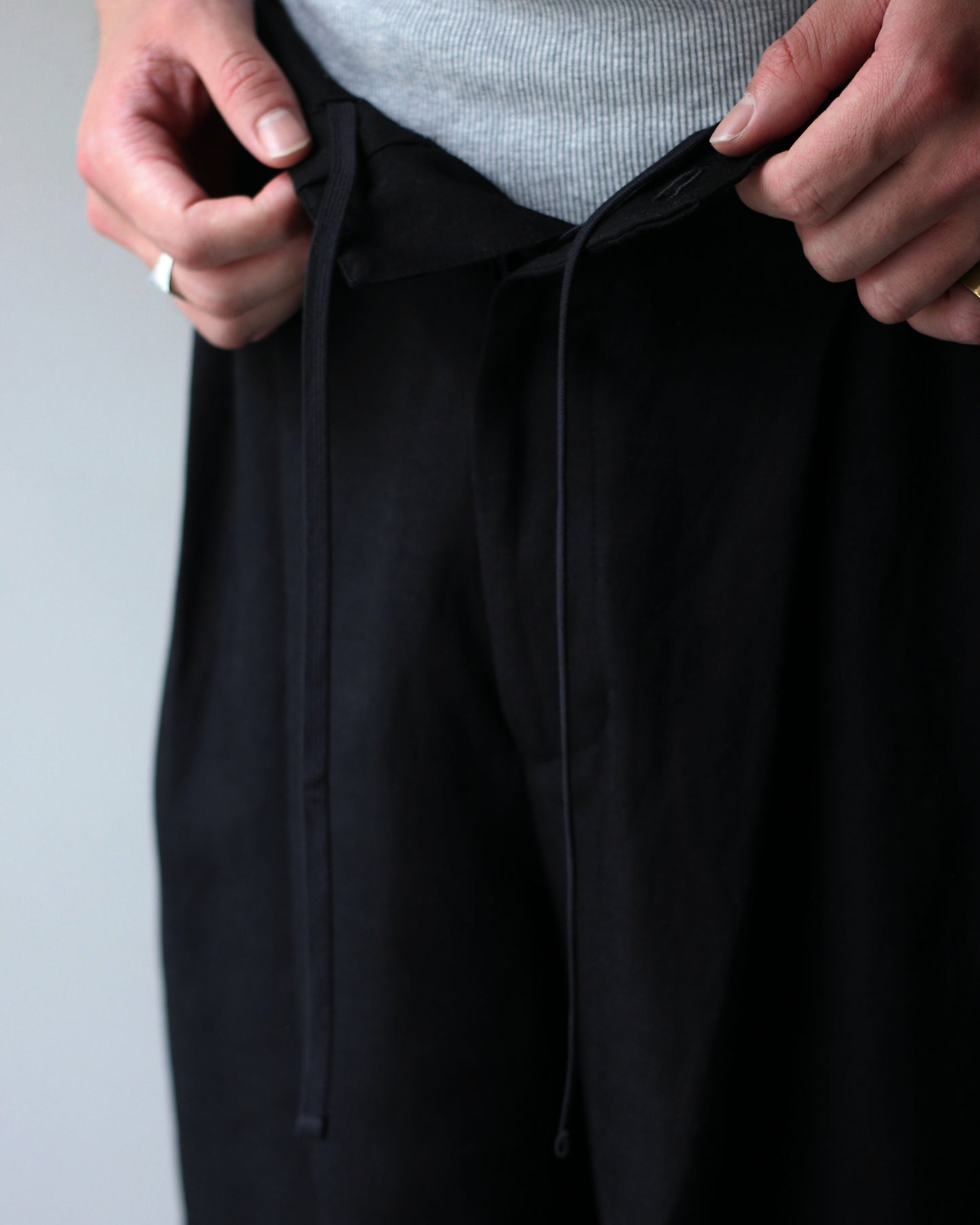 ssstein/VIS/LI/RA TWILL WIDE EASY SHORT TROUSERS "BLACK"