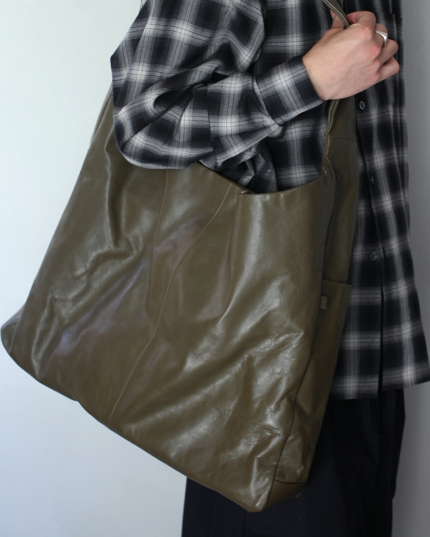 ssstein/GOAT LEATHER SHOULDER BAG " OLIVE"