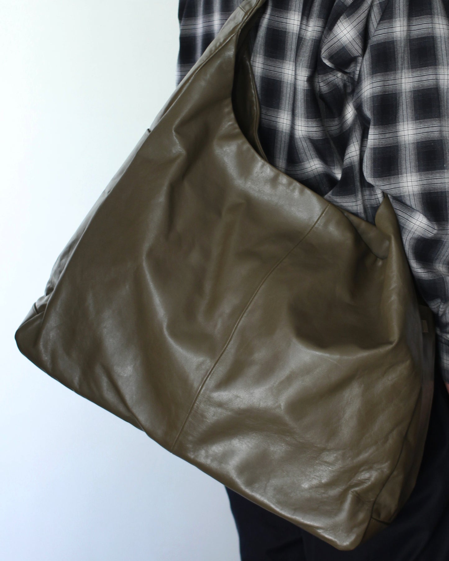 ssstein/GOAT LEATHER SHOULDER BAG " OLIVE"