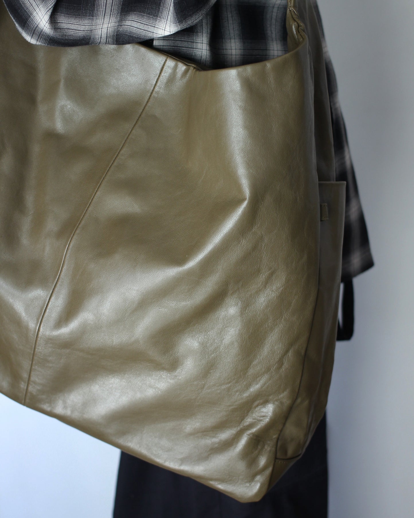 ssstein/GOAT LEATHER SHOULDER BAG " OLIVE"