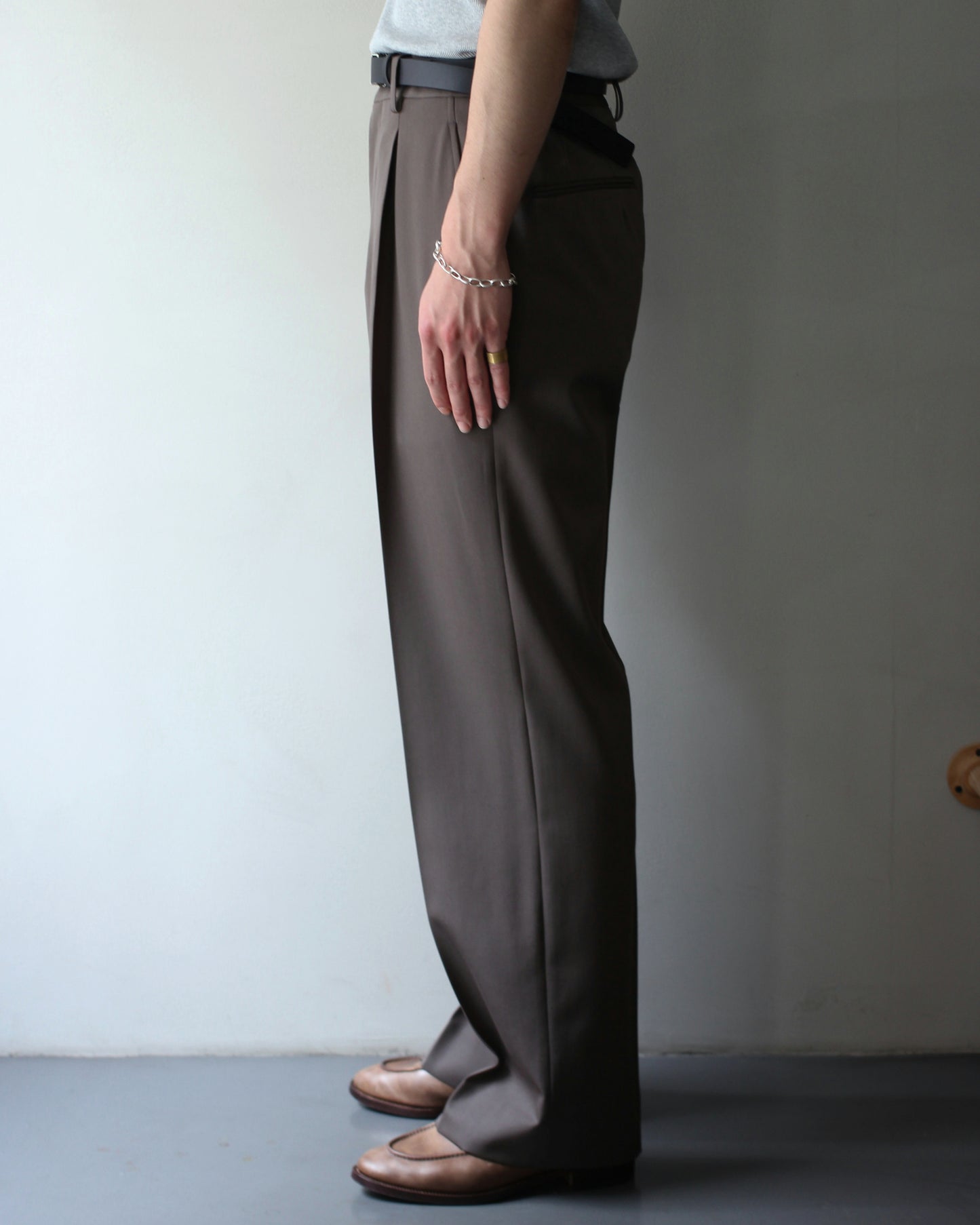 ssstein/STRAIGHT TROUSERS "KHAKI BEIGE"