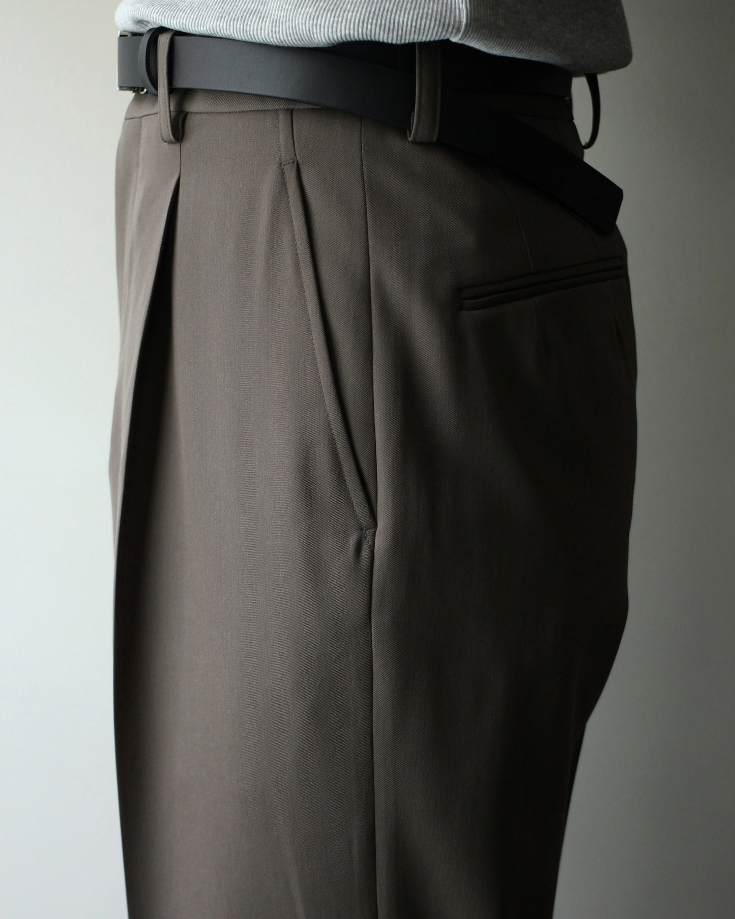 ssstein/STRAIGHT TROUSERS "KHAKI BEIGE"