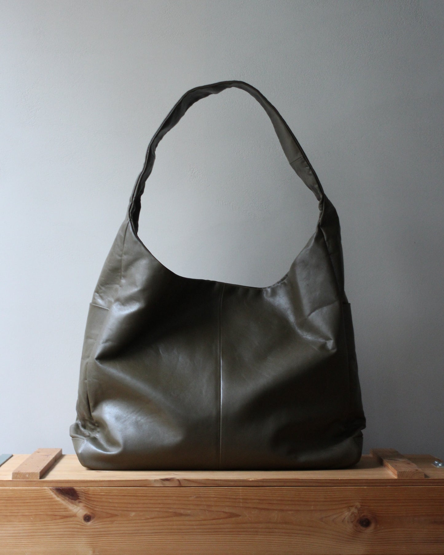 ssstein/GOAT LEATHER SHOULDER BAG " OLIVE"