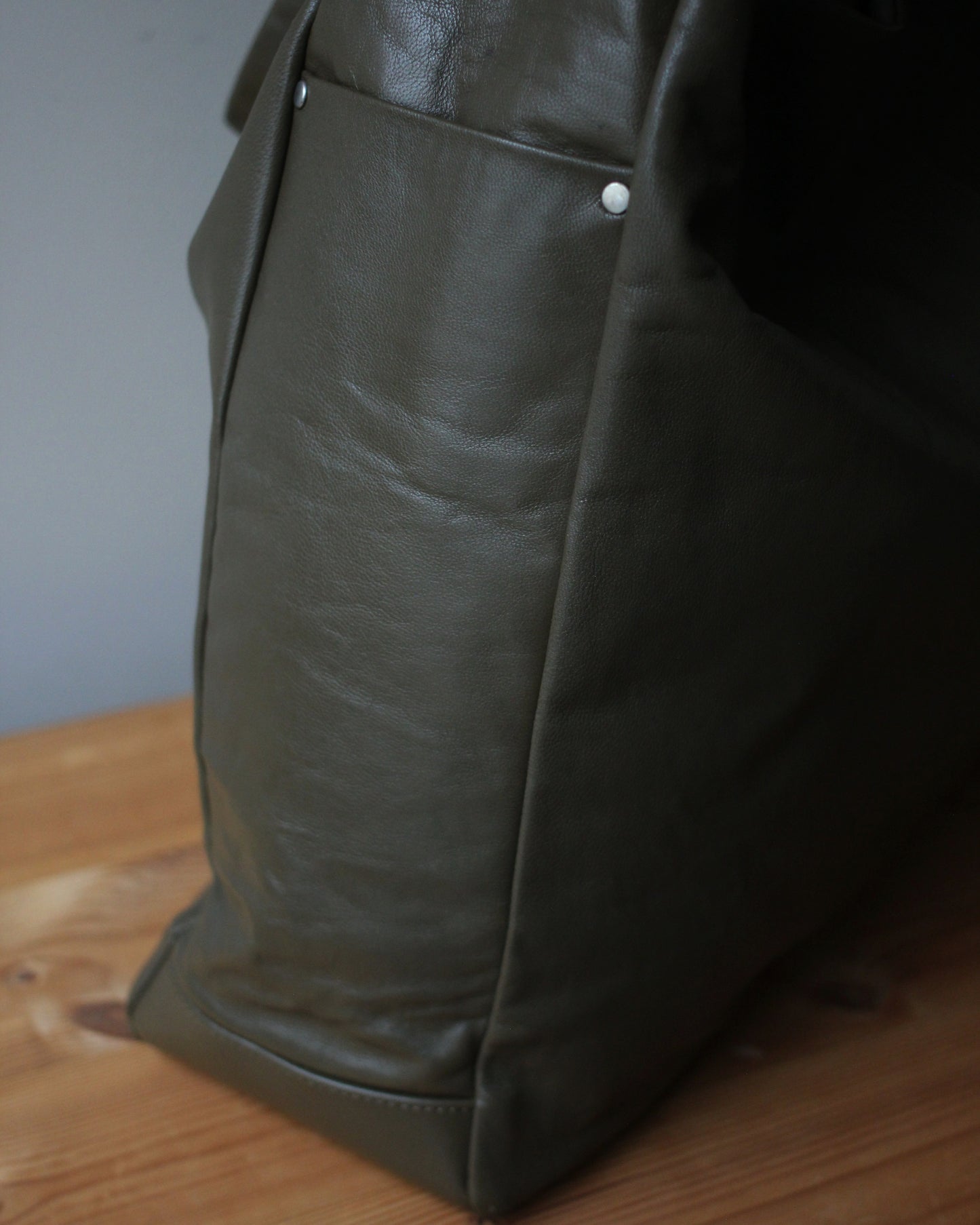 ssstein/GOAT LEATHER SHOULDER BAG " OLIVE"