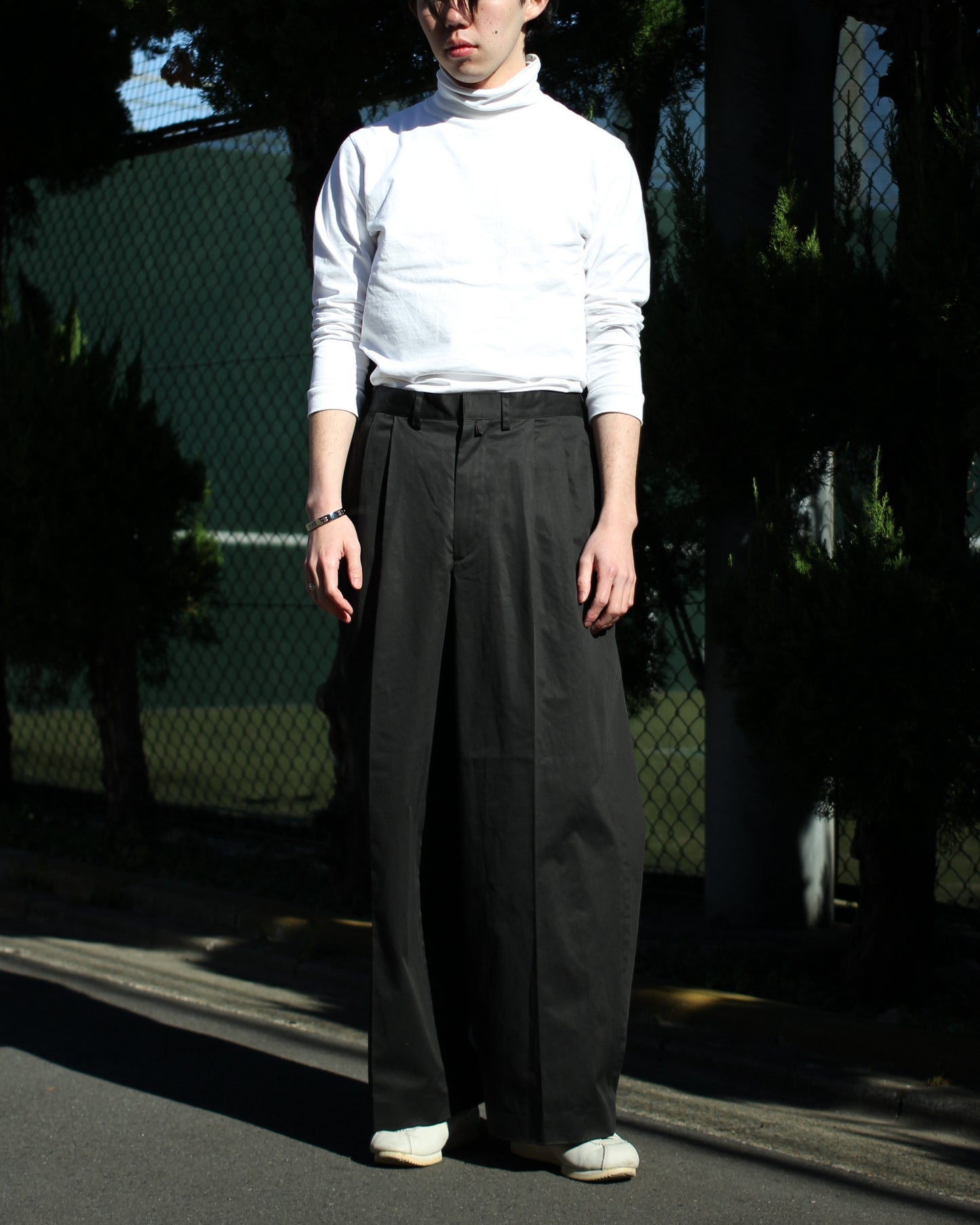 REVERBERATE/TACKED CHINO TROUSERS(STANDARD)"BLACK"