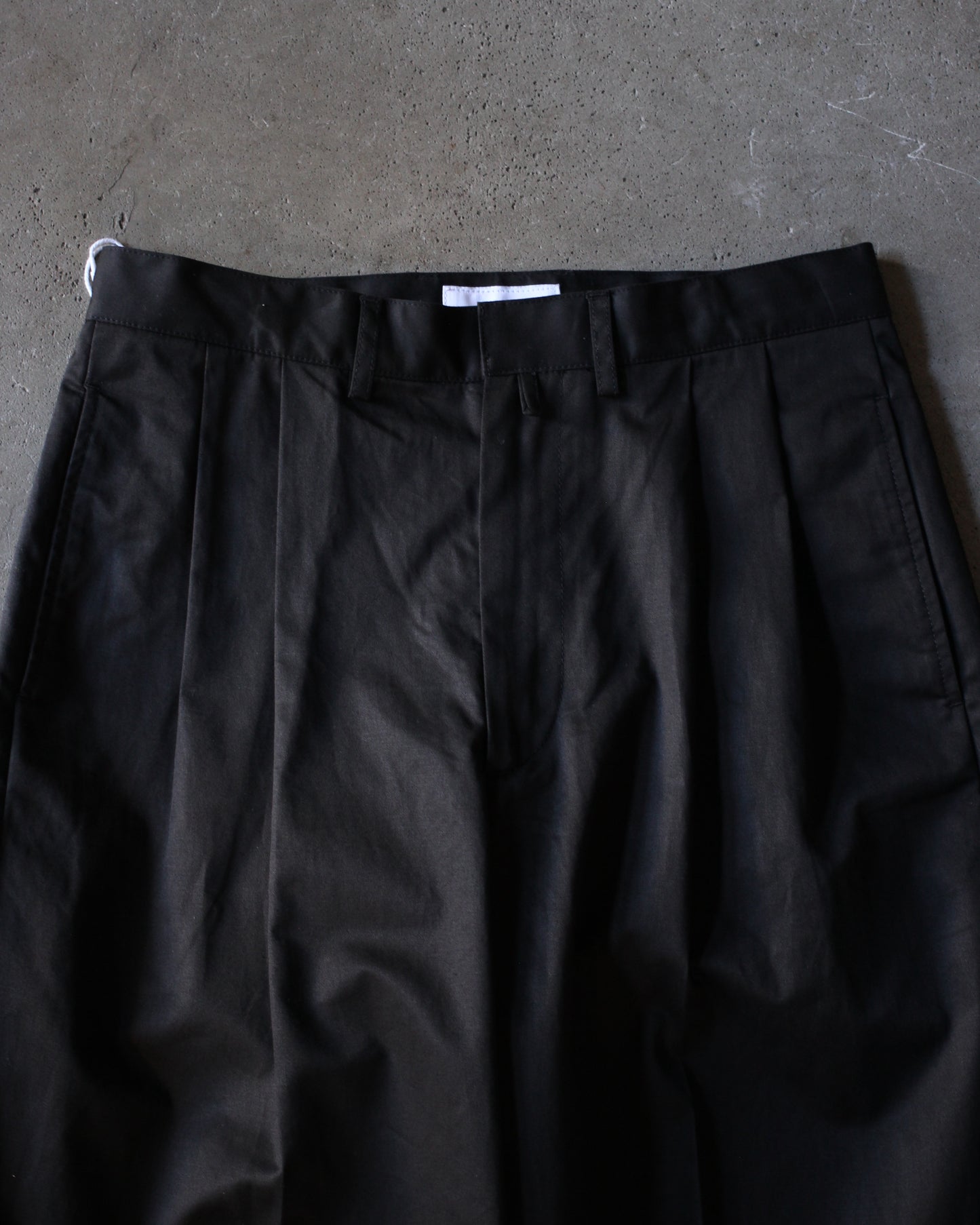 REVERBERATE/TACKED CHINO TROUSERS(STANDARD)"BLACK"