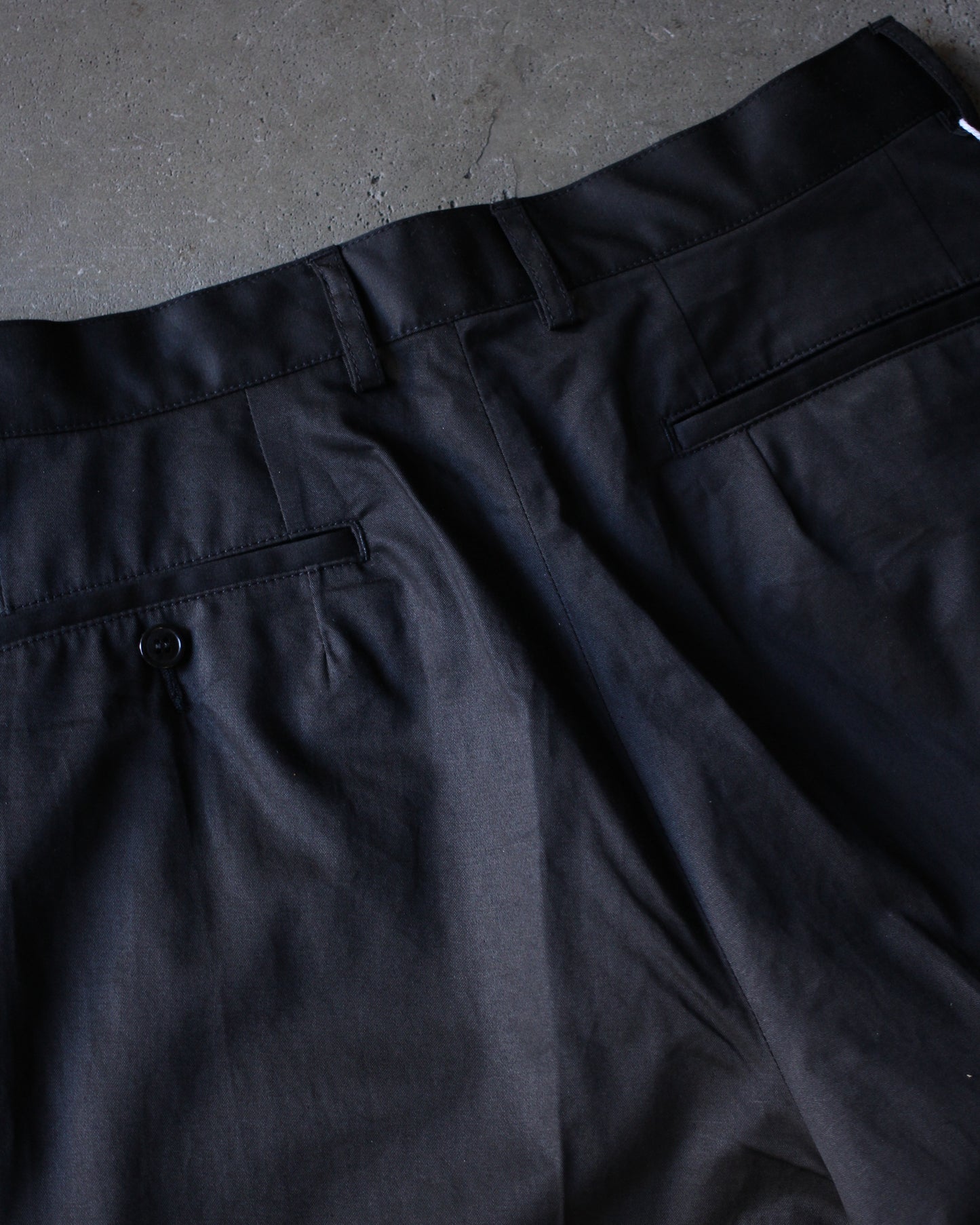 REVERBERATE/TACKED CHINO TROUSERS(STANDARD)"BLACK"