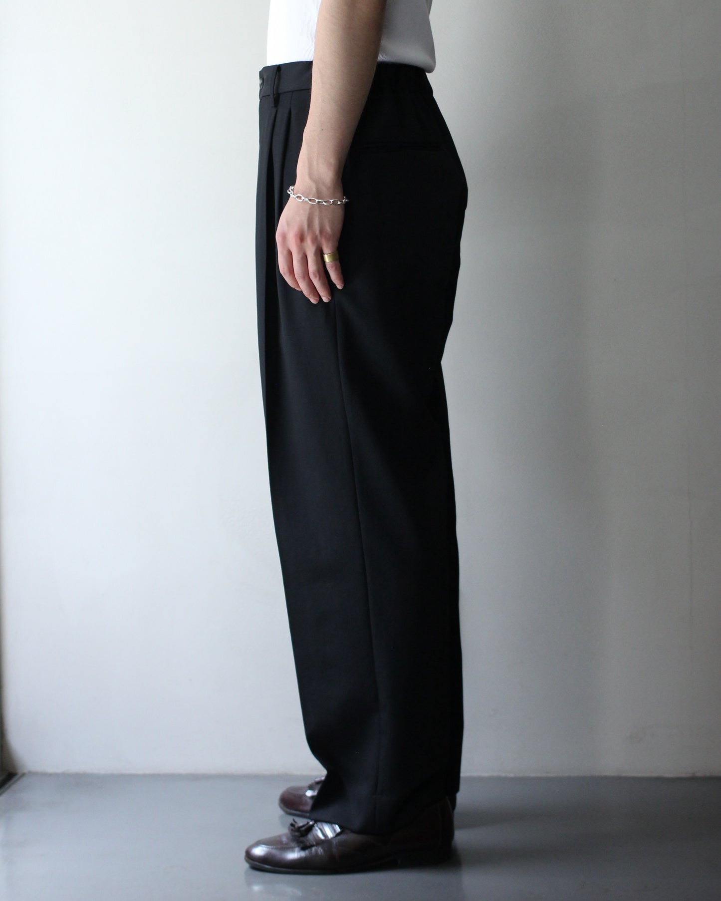ssstein/TWO TUCK EASY TROUSERS "BLACK"